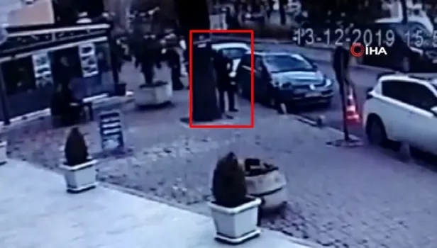 Fatih'te ölüm yürürken yakaladı! O anlar kamerada
