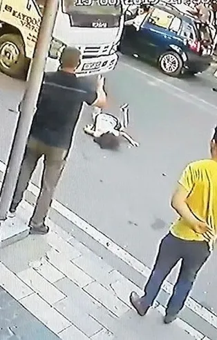 Düzce'de korku dolu anlar! Annesinin elini bırakınca vinç çarptı