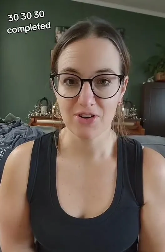 Dianna Teasdale bu rutini yavaş karbonhidratlı bir diyetle birleştirdikten sonra bir ayda yaklaşık beş kilo verdiğini paylaştı. ( Tiktok: cocachdhealth )