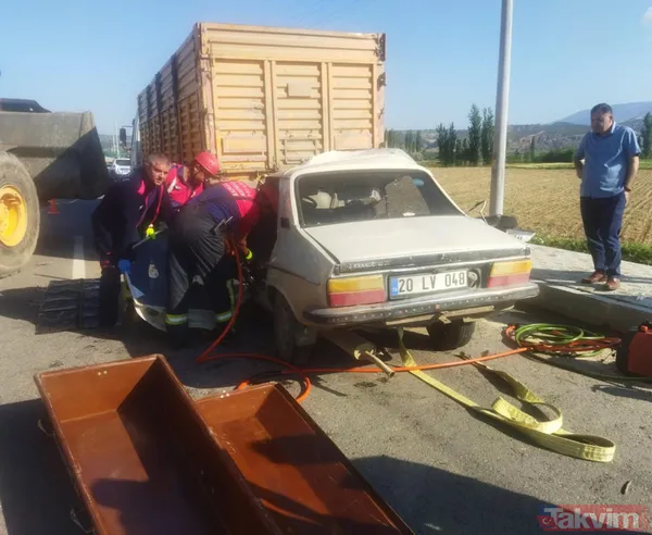 Otomobilin TIR'a çarptığı kazada! Bir aile yok oldu: Feci anlar kamerada - 3