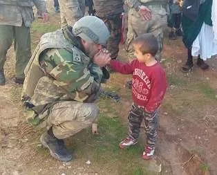 Üşüyen çocuğun ellerini nefesiyle ısıttı