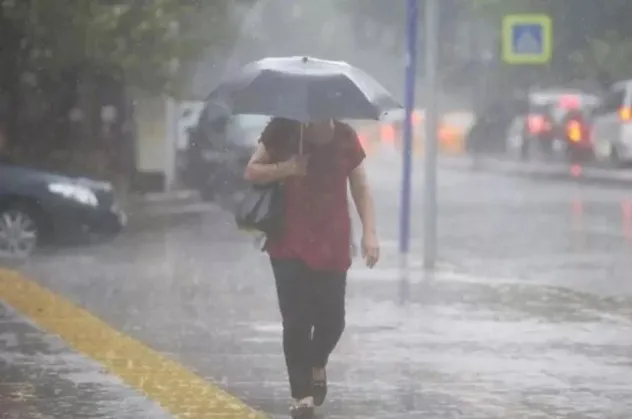 Meteoroloji ve Valilik peş peşe uyardı! İstanbul'da yağış başladı! Kuvvetli rüzgar ve fırtınaya dikkat... HAVA DURUMU