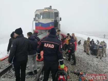 Son dakika: Kars’ta yük treninin hemzemin geçitte çarptığı otomobildeki 3 kişi öldü