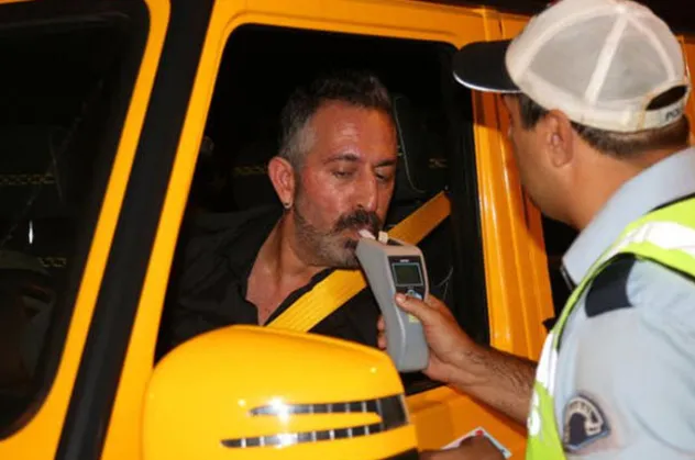 Cem Yılmaz polis çevirmesine takıldı alkolmetreyi üfledi