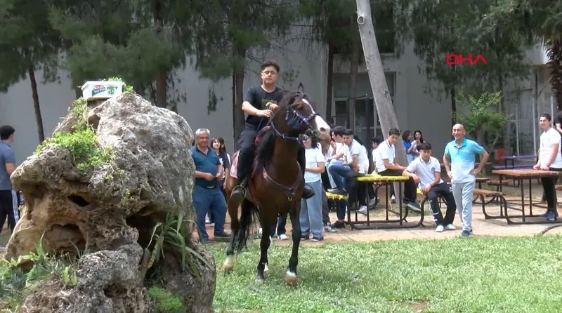 antalyada-ezber-bozan-kutlama-okula-at-ve-deve-getirildi-ogrenciler-sevdi-ogretmenler-ise-1715957525247.jpg Antalya'da ezberleri bozan kutlama: Okula at ve deve getirildi! Öğrenciler sevdi öğretmenler ise...-4