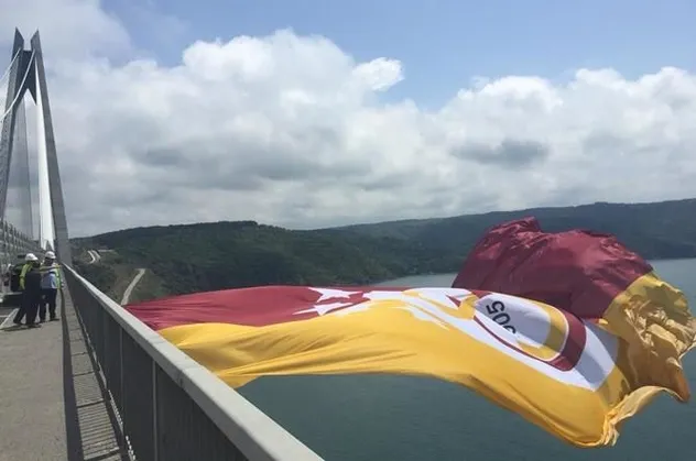 Galatasaray bayrakları İstanbul'da köprülere asıldı