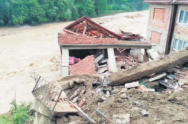 Batı Karadeniz'deki bilanço ağırlaşıyor! Binalar ve camiler yıkıldı, 2 vatandaş ise kayıplara karıştı