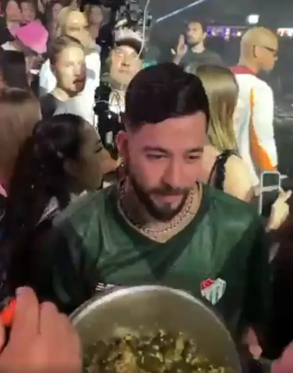 dj-mahmut-orhandan-koy-konserini-sonrasi-sarma-ikrami-seyircinin-karnini-doyurdu-1780924722925.png DJ Mahmut Orhan'dan köy konserini sonrası sarma ikramı: Kabini bıraktı seyircinin karnını doyurdu-3