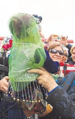 Halkın üzerine tank sürdüler