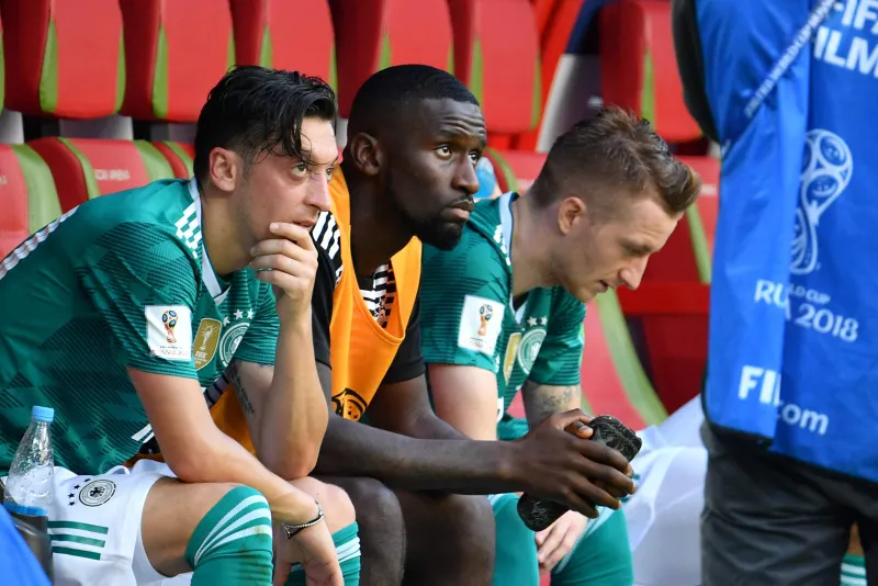 Alman holiganlar Mesut Özil'e saldırdı - 15