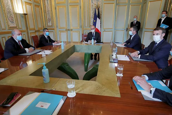 macron-sarayinda-ermenistan-cumhurbaskani-armen-sarkisyan-ile-gorustu-1603399045560.jpg Macron, sarayında Ermenistan Cumhurbaşkanı Armen Sarkisyan ile görüştü-3