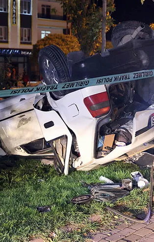 Konya'da refüjdeki ağaca çarpan otomobil takla attı: 1 ölü, 2 yaralı