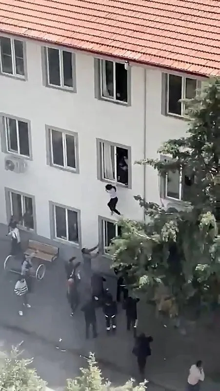 ayla-ogretmen-ogrencilerine-siper-oldu-son-ana-kadar-onlari-korumaya-calisti-1776281175397.jpeg Ayla öğretmen öğrencilerine siper oldu: Son ana kadar onları korumaya çalıştı-4