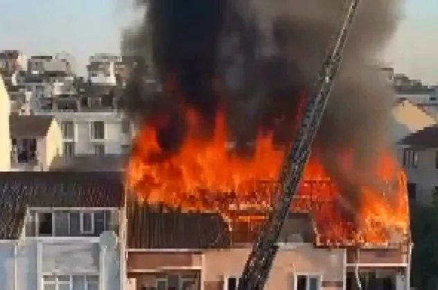 Arnavutköy’de 4 katlı binanın çatısı alev alev yandı