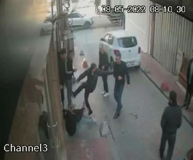 beyoglunda-telefon-kavgasi-kalbinden-bicaklandi-1652172139498.jpeg Beyoğlu'nda 'telefon' kavgası: Kalbinden bıçaklandı-3