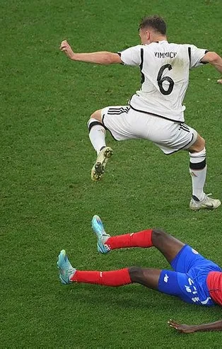 Üst üste ikinci kez Dünya Kupası'nda gruplardan çıkamayan Almanya'da manşetler patladı: "Dünya şampiyonluğundan sorunlu çocuğa"