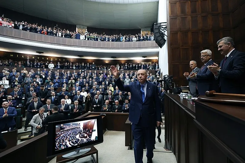 baskan-erdogandan-chpye-siz-bu-kafayla-sandikta-cok-tokat-yersiniz-kurultay-savasina-gonderme-biz-taraf-degili-1781099161085.jpeg Başkan Erdoğan'dan CHP'ye: Siz bu kafayla sandıkta çok tokat yersiniz | Kurultay savaşına gönderme: Biz taraf değiliz-5
