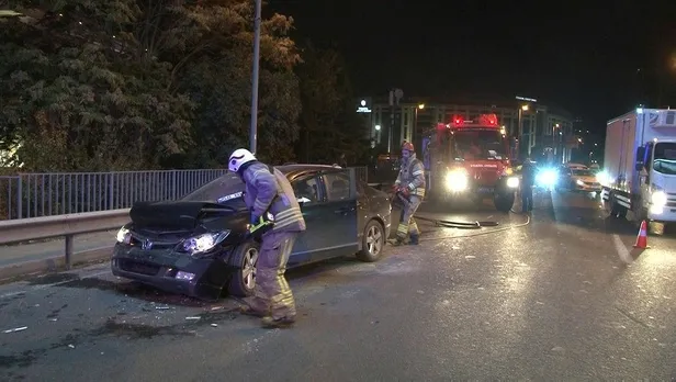 Kağıthane'de facianın eşiğinden dönüldü! Çekici bekleyen arızalı otomobile başka bir araç çarptı: 2 yaralı-4