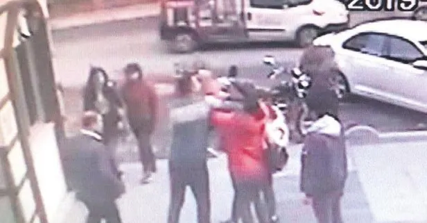 İstanbul Esenyurt’ta minibüs şoförü, kendisini uyaran 2 kız kardeşe saldırdı