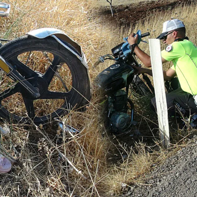 6 kişinin bindiği motosiklet devrildi