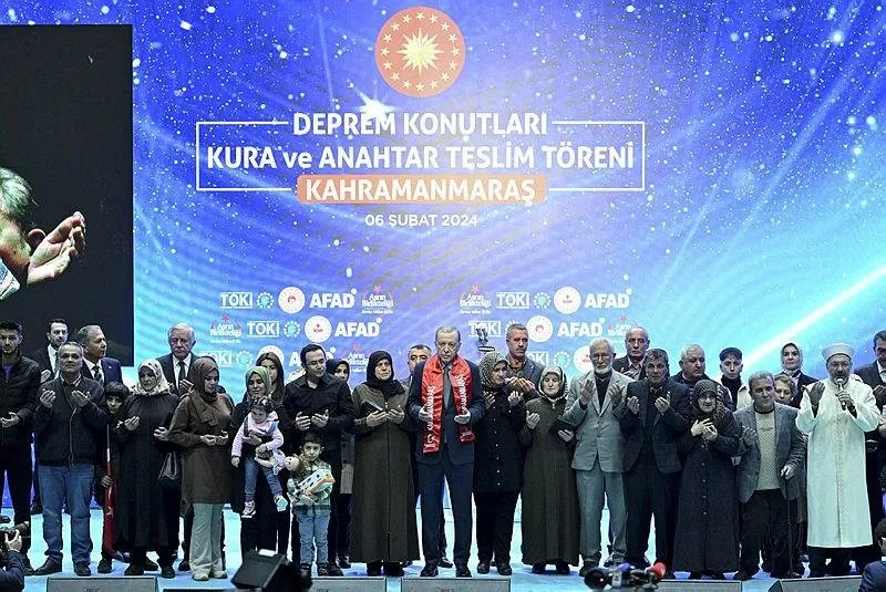 Cumhurbaşkanı Recep Tayyip Erdoğan, Kahramanmaraş Sütçü İmam Üniversitesi Yunus Emre Kongre Merkezi'nde ʺDeprem Konutları Kura ve Anahtar Teslim Töreniʺne katıldı.
