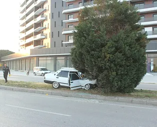 Manisa’da feci kaza! Refüje çıkan araç ağaca çarptı