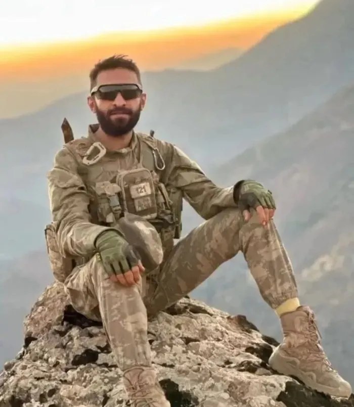 Son dakika: Şehit Emre Taşkın'ın Malatya'daki cenaze töreninde CHP'ye tepki! Şehit yakını "Kaldırın bunu" diyerek çelengi parçaladı!-2