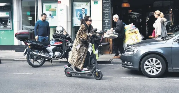 Oyuncu Özge Özpirinçci İstanbul sokaklarını Scooter’la turladı