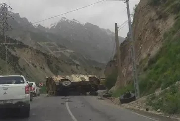 Hakkari- Van yolunda askeri araç devrildi: 3 yaralı