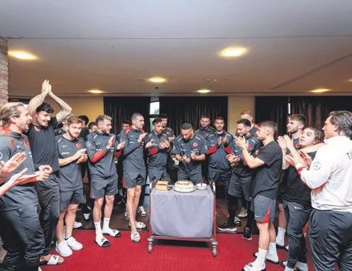 Cenk Tosun’un doğum günü kutlandı