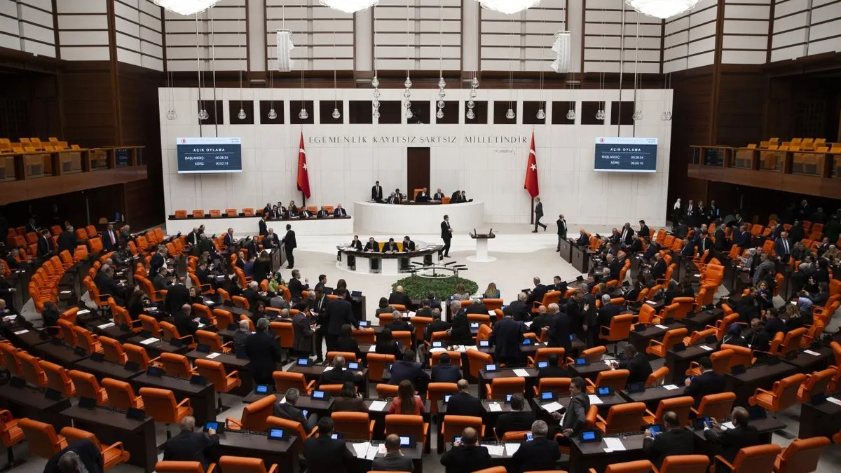 Son dakika: 9. Yargı Paketi Meclis'e geliyor! Soyadı düzenlemesi, hakim ve savcılara terfi sistemi, sporda şiddet...