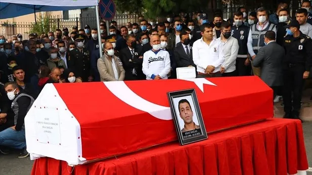 baskan-erdogandan-sehit-firat-doganin-ailesine-bassagligi-mesaji-1633381315730.jpeg Başkan Erdoğan'dan Şehit Bekçi Fırat Doğan'ın ailesine başsağlığı mesajı-1
