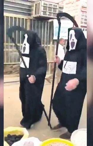 İran'da belediye çalışanlarından ilginç 'Coronavirüs' önlemi: 'Azrail' kostümleri ile sokağa çıktılar
