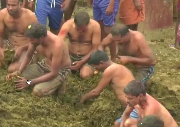 hindistandaki-gubre-festivalinde-halk-yuzlerine-inek-diskisi-surdu-1605791271782.jpg Hindistan'daki Gübre Festivali'nde halk yüzlerine inek dışkısı sürdü-3