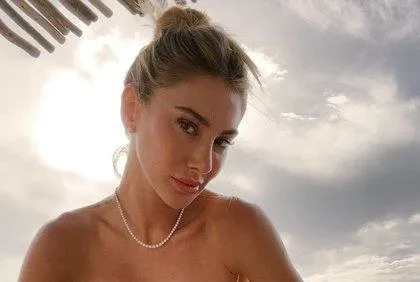 Kendisi gibi birini arıyor