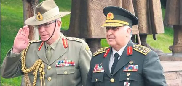 Şafak ayini için geldi