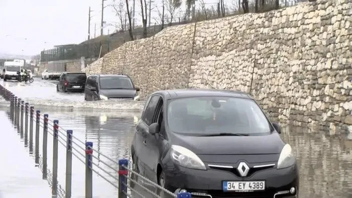 kucukcekmecede-iett-otobusunu-su-basti-yolcular-ayakta-durmakta-zorlandi-1702738527287.jpeg İstanbul'u sağanak yağış vurdu! Araçlar yollarda mahsur kaldı | İETT otobüsünü su bastı: Yolcular ayakta durmakta zorlandı-6