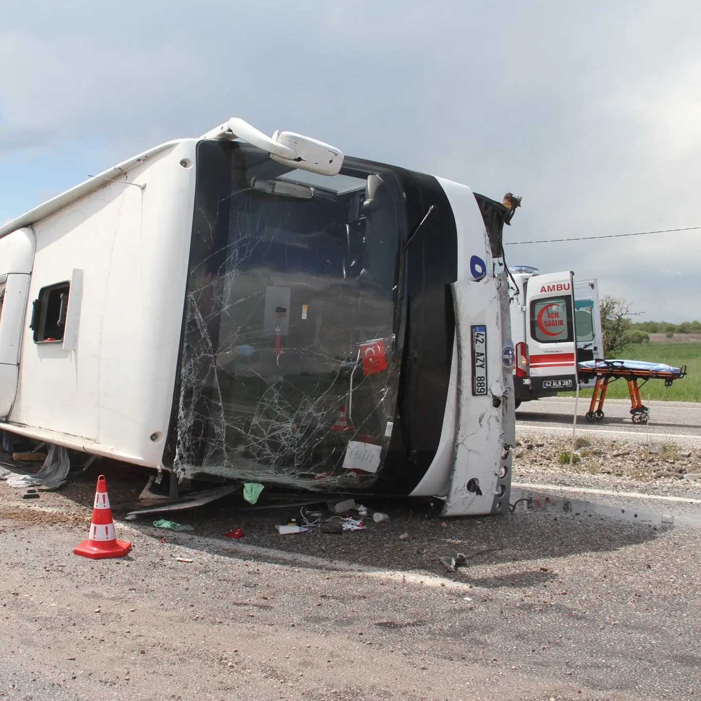 Yolcu otobüsü devrildi