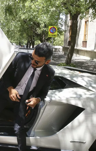 Kenan Sofuoğlu TBMM'ye Lamborghini ile geldi