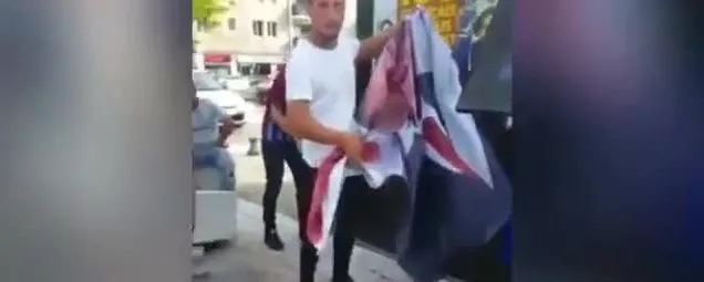 Fransa Daki Turkler Erdogan A Hakaret Eden Derginin Afislerini Indirdi Takvim