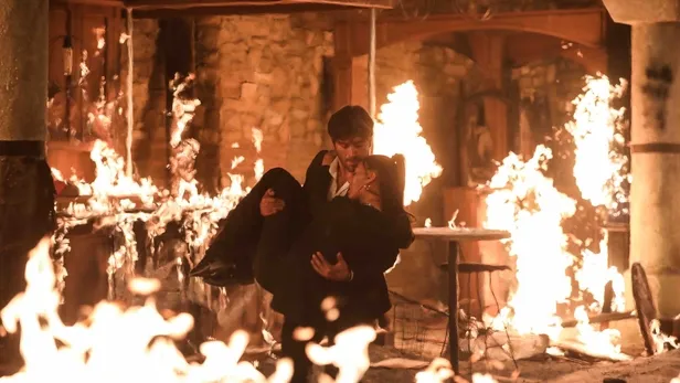 camdaki-kizda-parmak-isirtacak-isim-yilan-hikayesine-donen-olayla-ucus-moduna-gececek-1631876593315.jpg Camdaki Kız'da parmak ısırtacak isim! Yılan hikayesine dönen olayla uçuş moduna geçecek-9