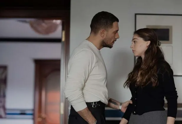 sakla-benide-flas-sahne-izleyicinin-ayaklari-yerden-kesildi-piliyi-pirtiyi-toplayip-gidiyor-1701609856673.jpg Sakla Beni'de flaş sahne! İzleyicinin ayakları yerden kesildi! Pılıyı pırtıyı toplayıp gidiyor!-5