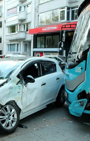 Kontrolden çıkan özel halk otobüsü korku saçtı! 2 yaralı