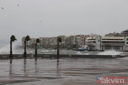 İzmir’de fırtına nedeniyle deniz taştı! Yollar su altında kaldı