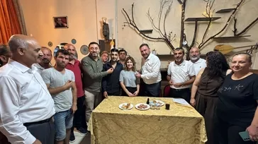 Karabağlar'da CHP'ye katılan 200 üyeye rozet takıldı. Utku Gümrükçü, partinin İzmir'de büyümeye devam ettiğini belirtti
