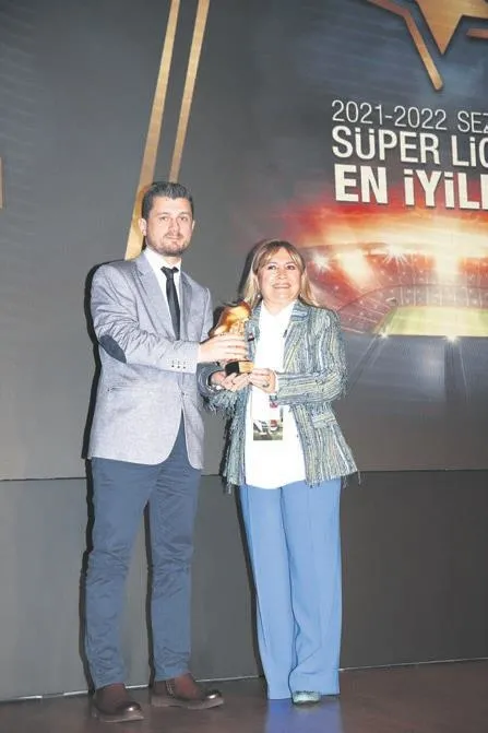 odul-firtinasi-son-sampiyon-trabzonspor-turkuvaz-medyada-onurlandirildi-1668041878963.jpeg Ödül fırtınası! Son şampiyon Trabzonspor Turkuvaz Medya’da onurlandırıldı-5