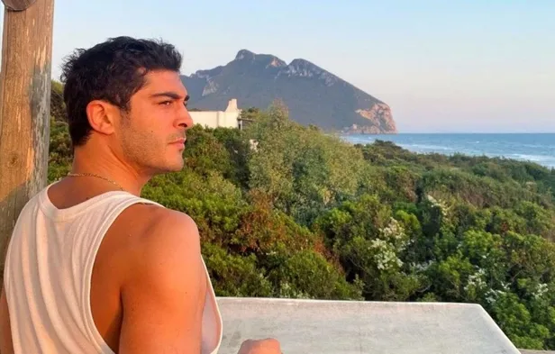 unluler-akin-etti-eski-asiklar-berrak-tuzunatac-ve-uraz-kaygilaroglu-kose-kapmaca-oynadi-seranay-sarikaya-ise-1667597015727.jpeg Yıldızların pişti gecesi! Eski aşıklar Berrak Tüzünataç ve Uraz Kaygılaroğlu köşe kapmaca oynadı - 2