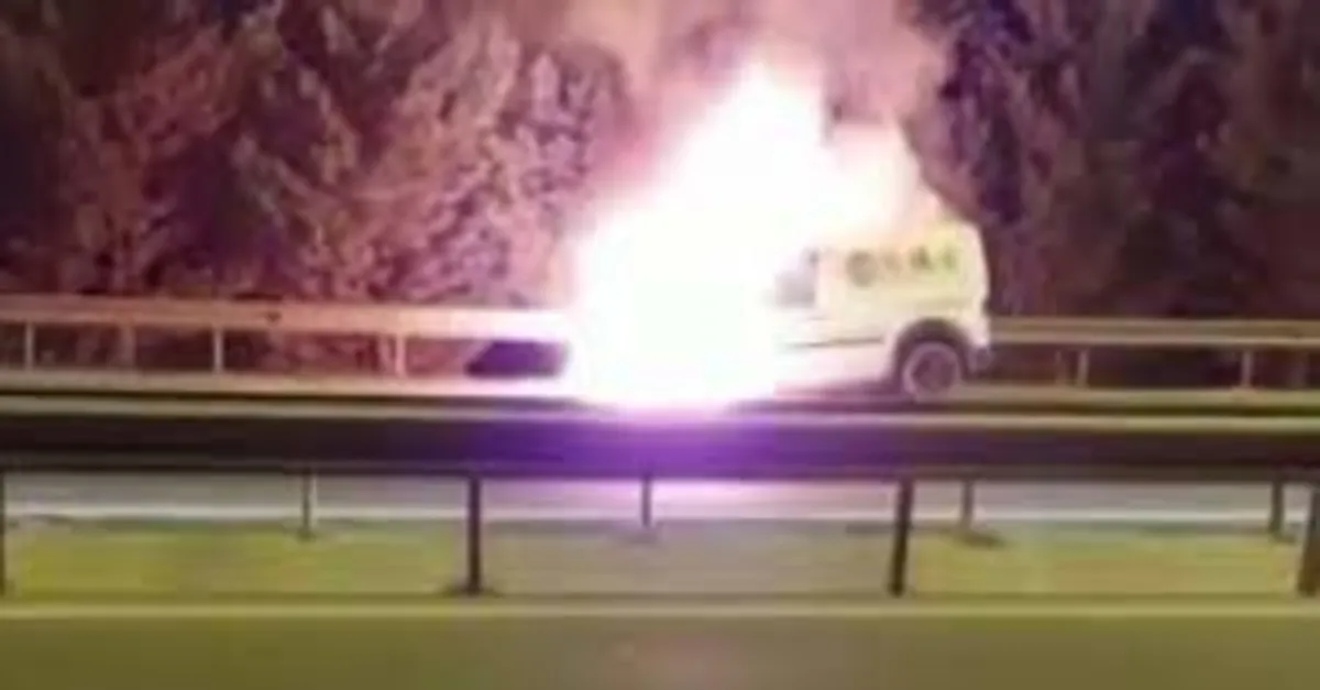 TEM Otoyolu Kocaeli geçişinde yanan hafif ticari araç alev topuna döndü. Aracın alev alev yandığı o anlar kameralara yansıdı