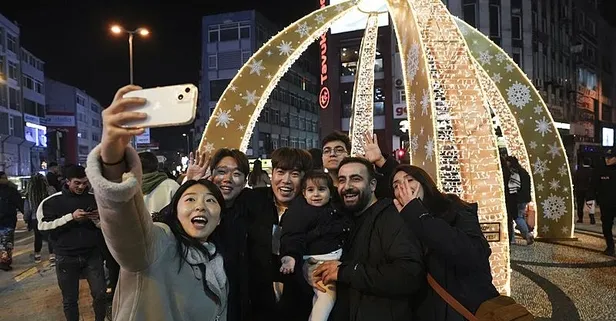 Taksim Meydanı ve İstiklal Caddesi'nde yılbaşı yoğunluğu