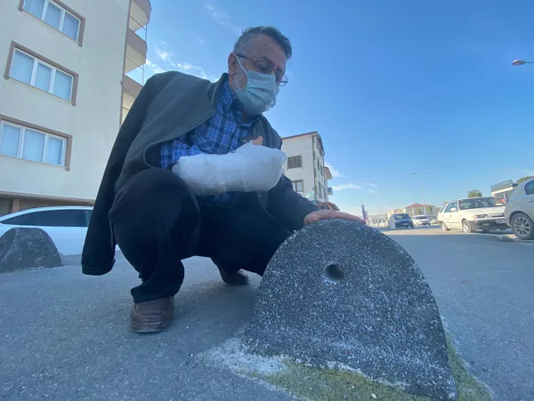 sakarya-erenlerde-59-yasindaki-bir-kisi-yola-konulan-mantar-taslara-6-kez-takilarak-dustu-en-sonunda-kolunu-kesti-1607600149055.jpg Sakarya Erenler'de 59 yaşındaki bir kişi yola konulan mantar taşlara 6 kez takılarak düştü en sonunda kolunu kesti-2